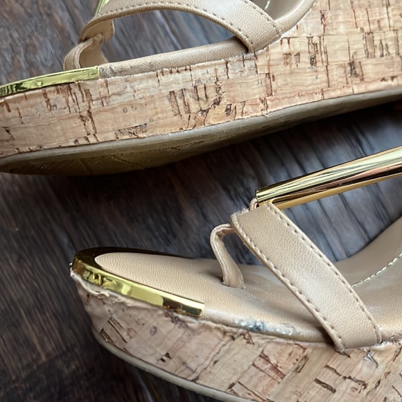 Dolce Vita Cork effect, Thong Wedge Sandal with gold accents, Never Worn… - Picture 13 of 14